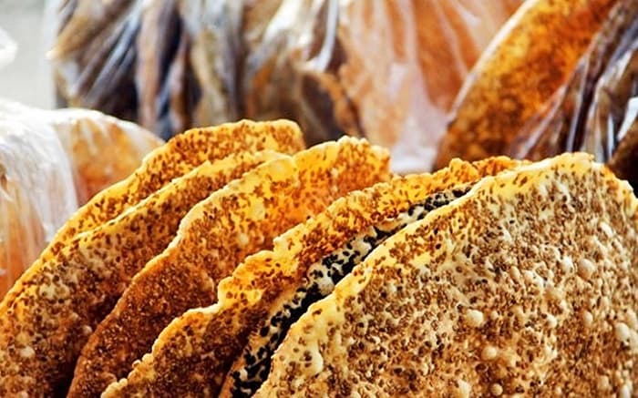 Những chiếc bánh đa Kế vàng giòn phủ vừng và lạc