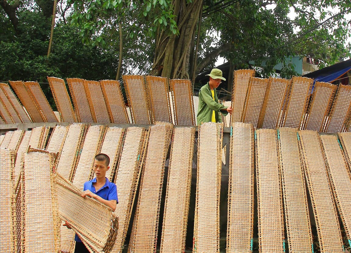 Người dân xếp những phên bánh đa nem tại Thổ Hà