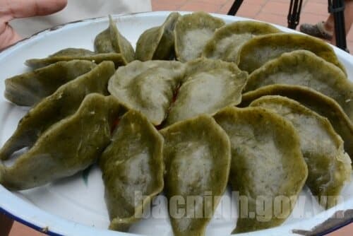 Đĩa bánh khúc làng Diềm màu xanh xám, tạo hình tròn dẹt
