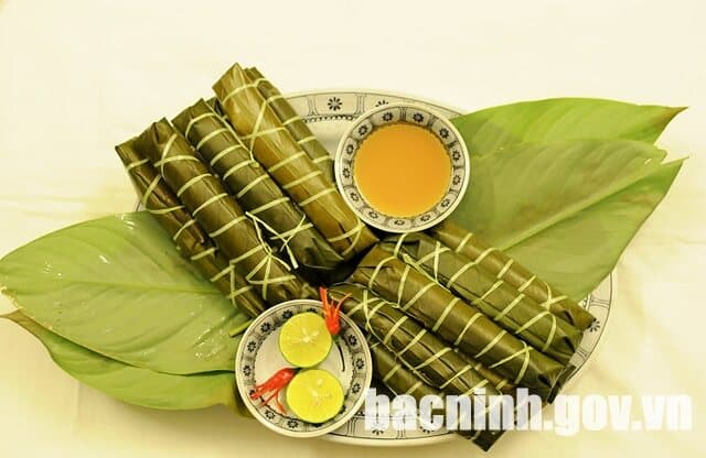 Bánh tẻ làng Chờ gói lá dong, bày cùng bát nước chấm