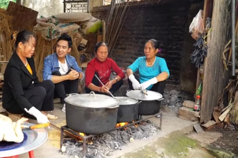 Người làng Đình Tổ thái từng lát bột mỏng vào nồi cháo đang nấu