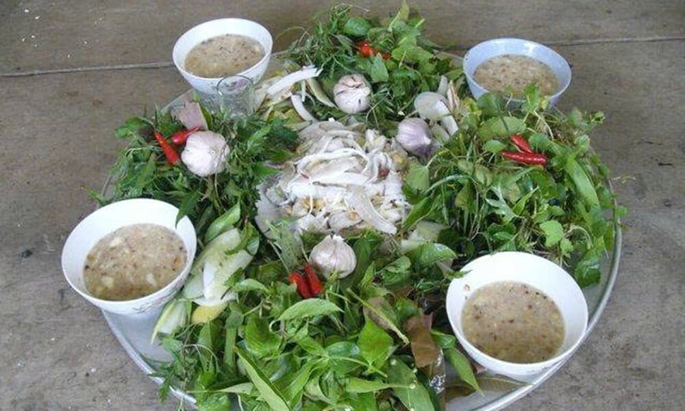 Mâm gỏi cá vùng Bắc Ninh ăn cùng nhiều loại lá và nước chấm