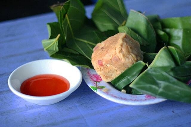 Nem Bùi thành phẩm đặt cùng lá gói