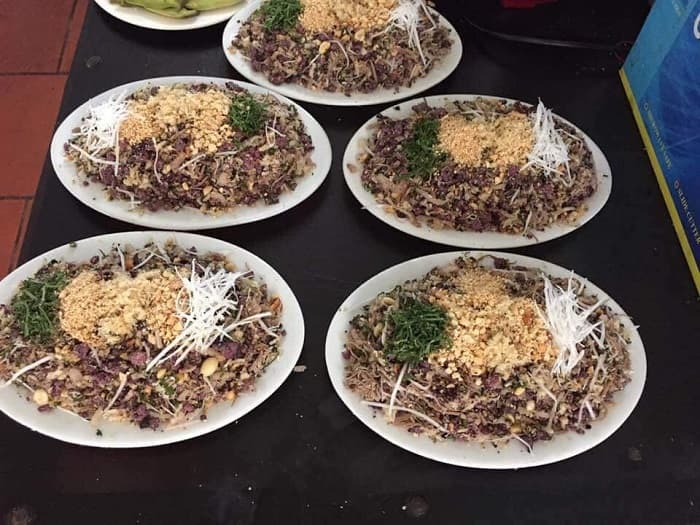 Những đĩa nham cá trộn trám đen, lạc rang và rau thơm