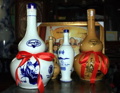 Những bình rượu làng Vân bằng gốm được trưng bày