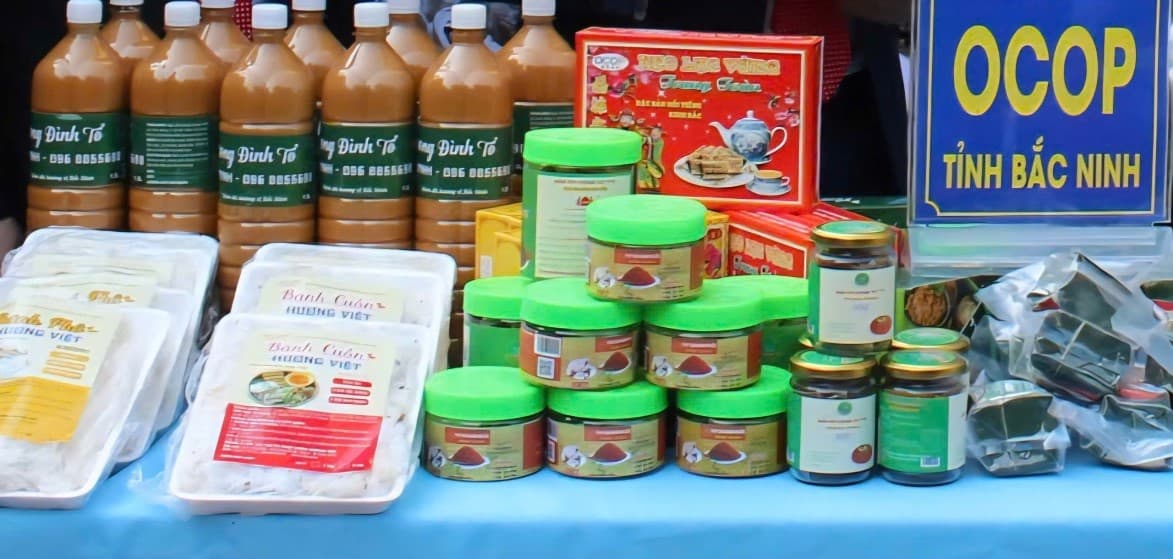 Những chai tương Đình Tổ có nhãn thương hiệu được trưng bày tại gian hàng OCOP Bắc Ninh