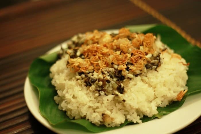 Đĩa xôi nếp phủ trứng kiến và hành phi trên lá chuối