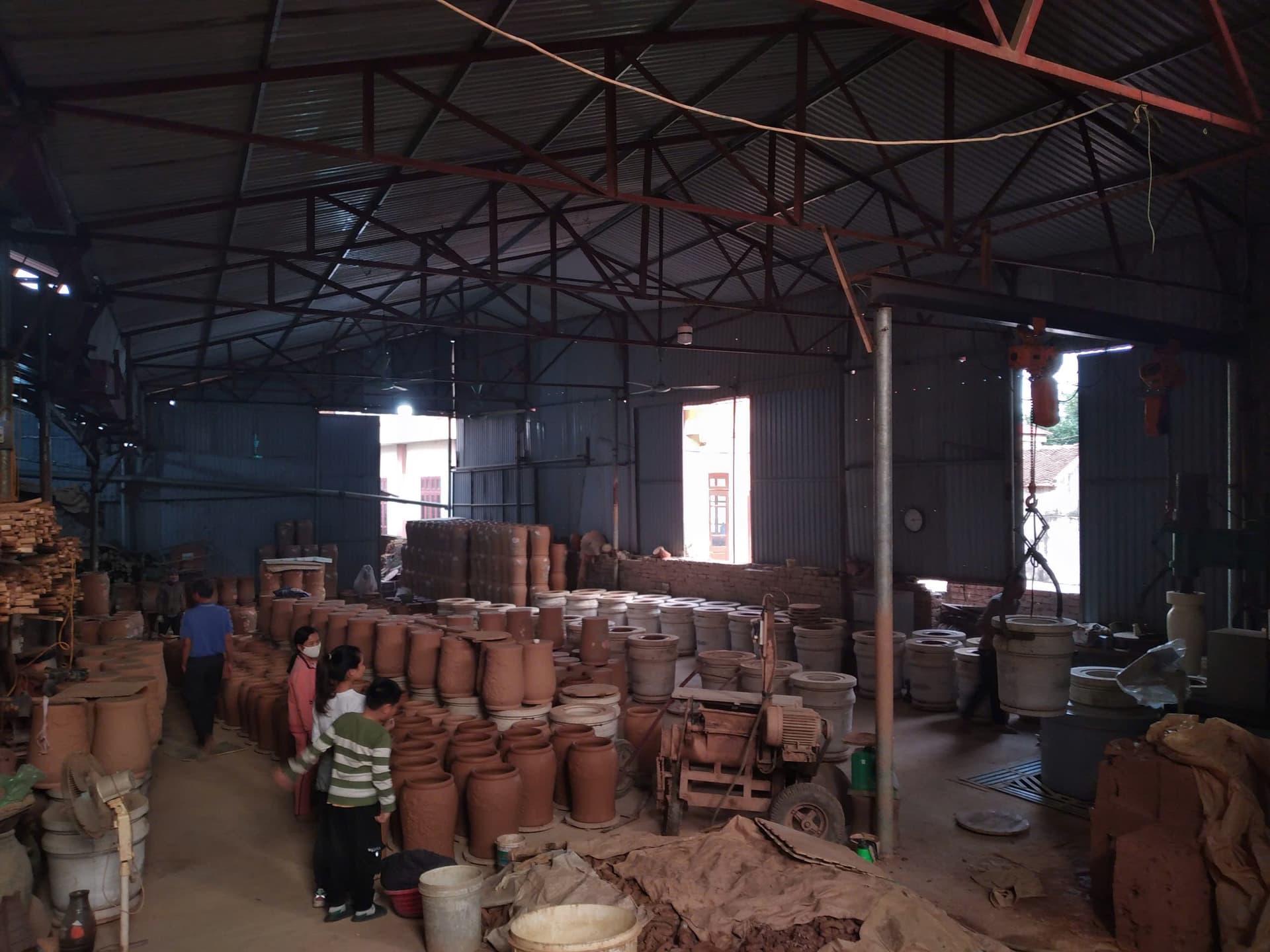 Người thợ trong xưởng gốm Phù Lãng