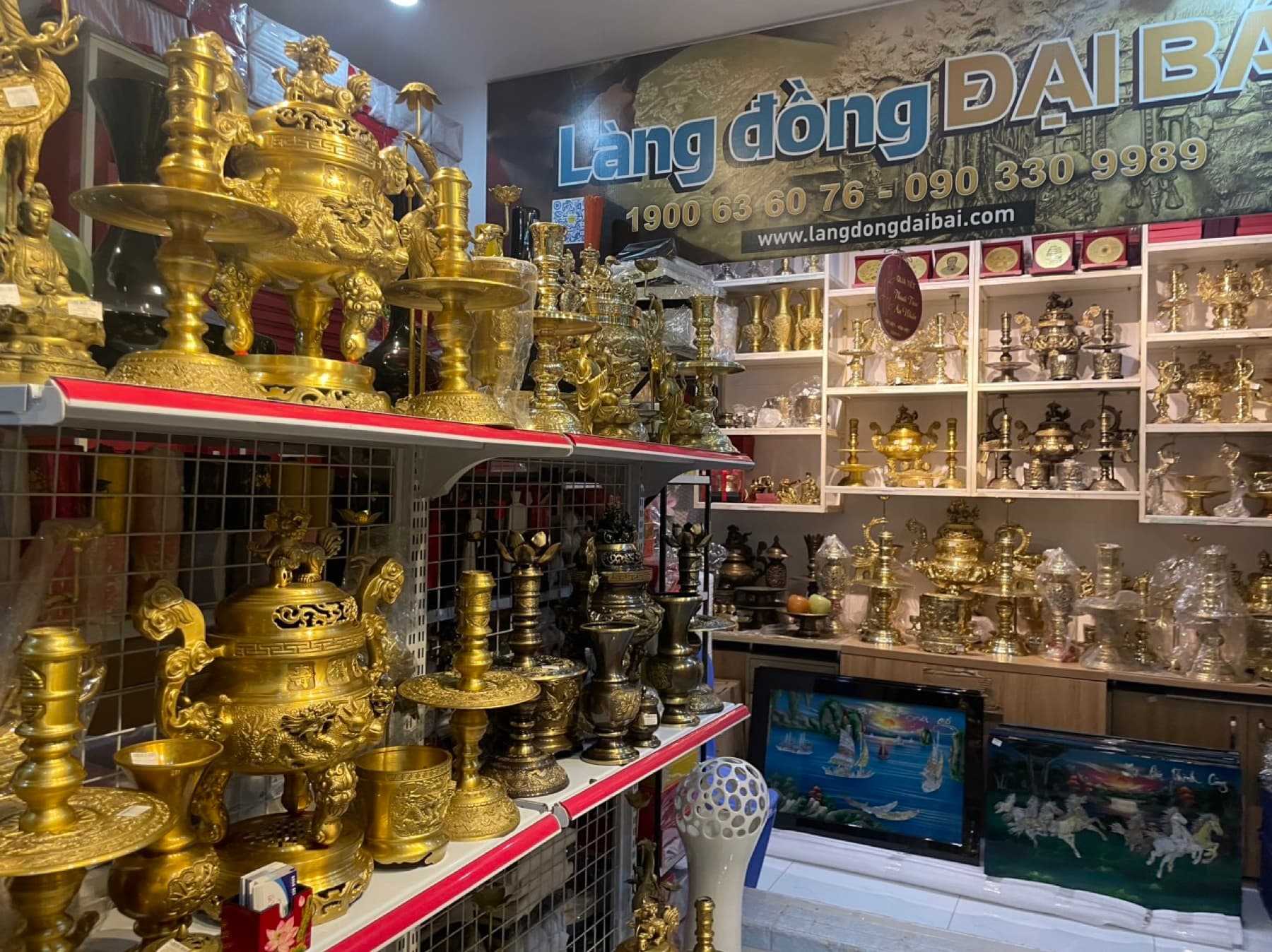 Đỉnh đồng, chân nến và đồ thờ đồng được trưng bày tại Đại Bái