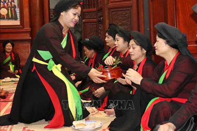 Các liền chị Quan họ Thị Cầu trong một buổi sinh hoạt cộng đồng