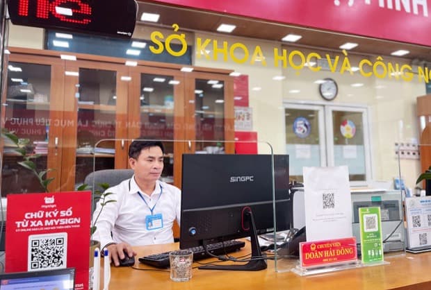 Người dân thực hiện thủ tục tại trung tâm hành chính công