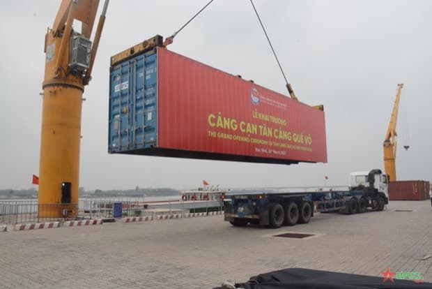 Container được cẩu tại ICD Tân Cảng Quế Võ