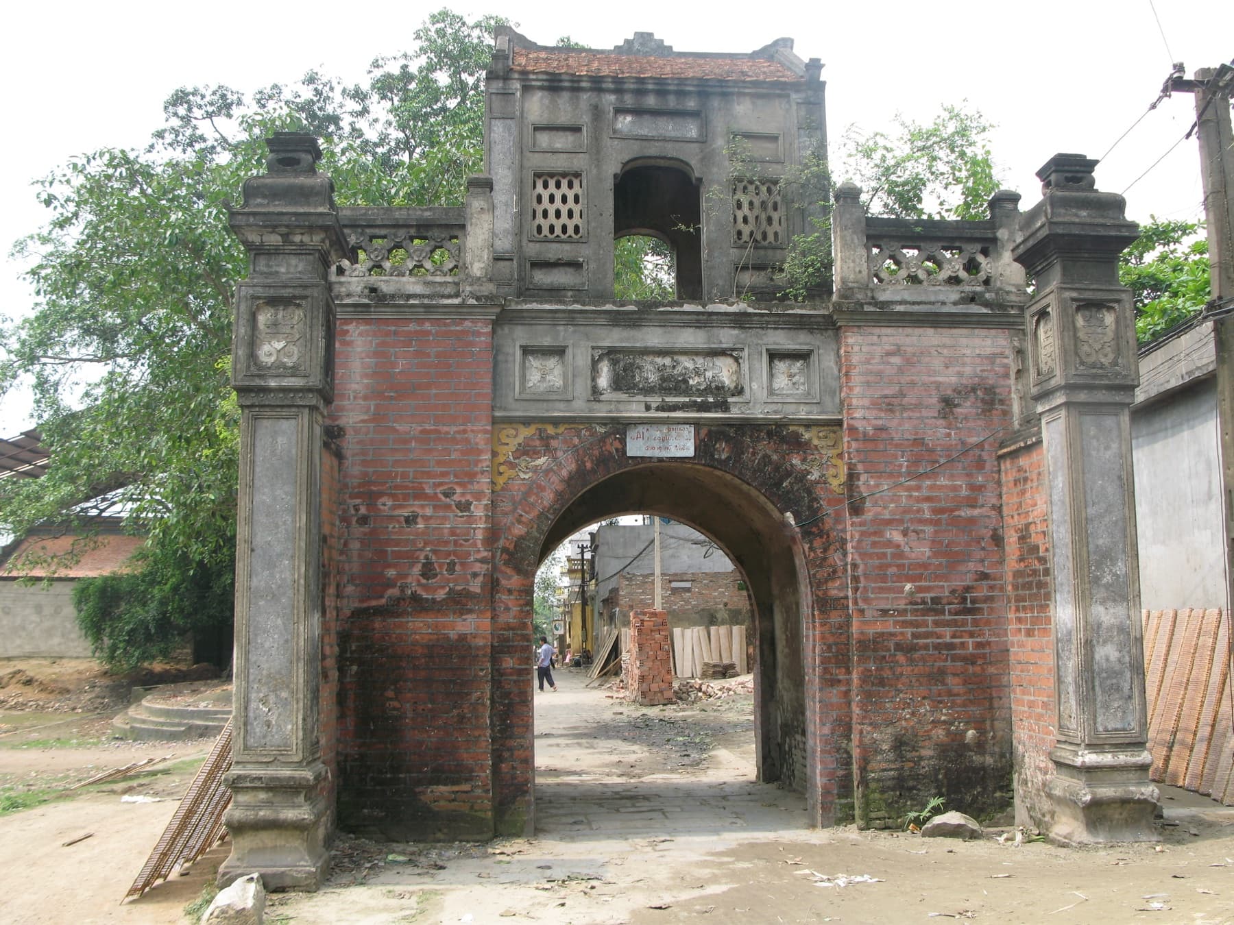 Cổng làng cổ Thổ Hà với những phên bánh dựng bên lối vào