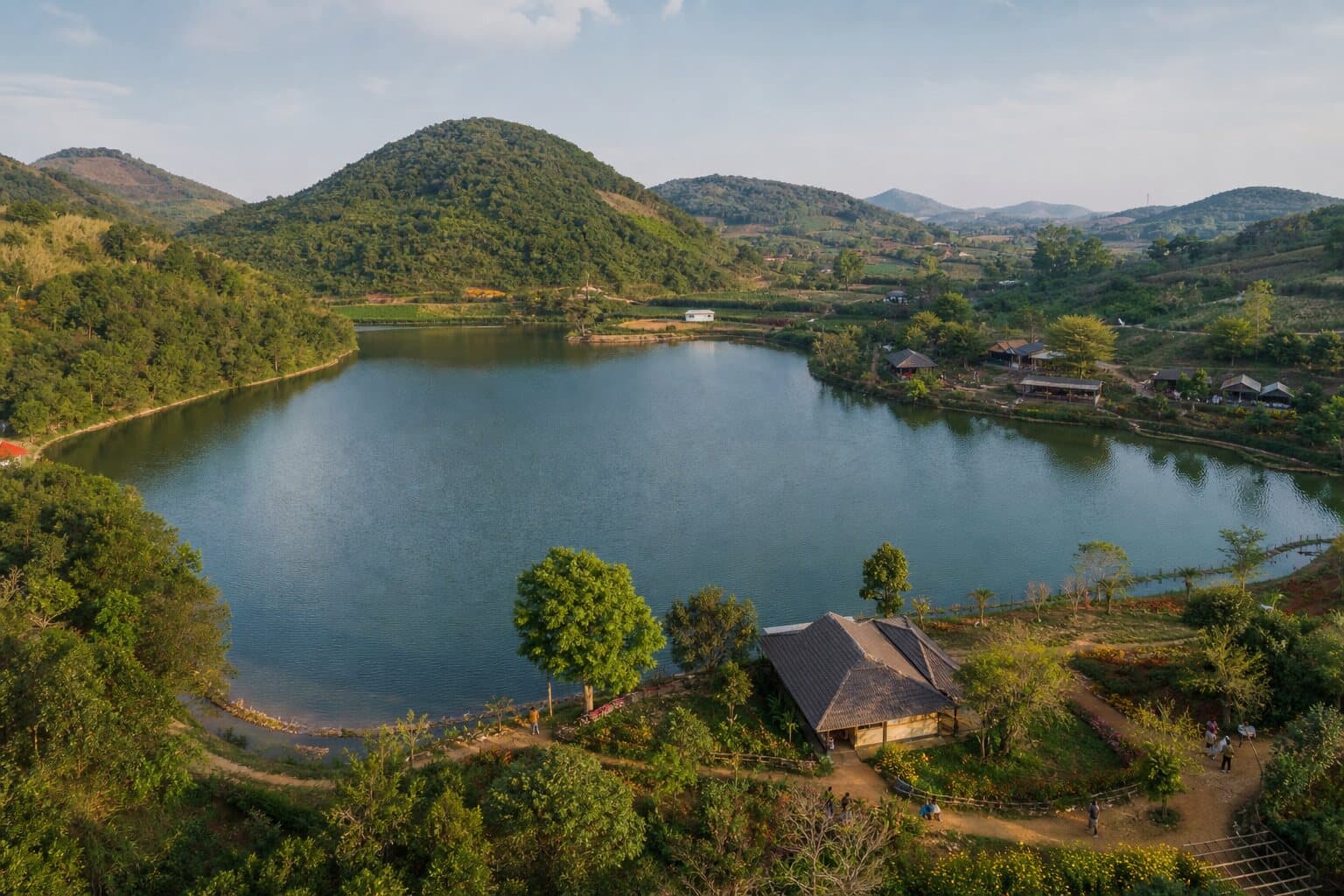 Minh họa hồ nước và những dải đồi xanh tại điểm du lịch Vạn Hoa – Hồ Va