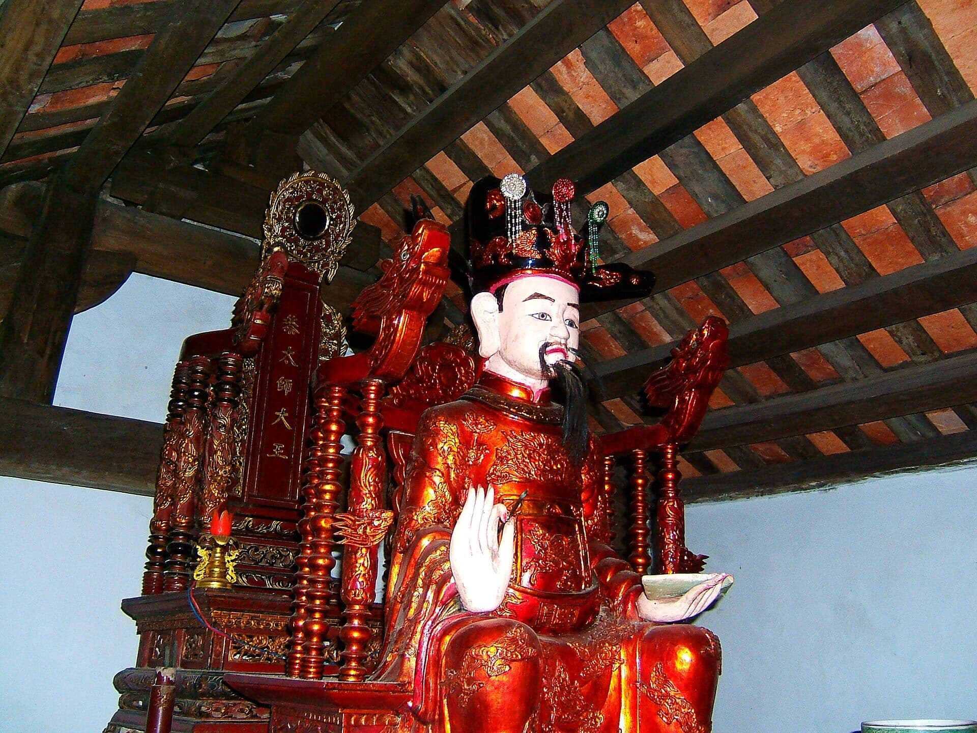 Tượng thờ Lê Văn Thịnh trong không gian đền